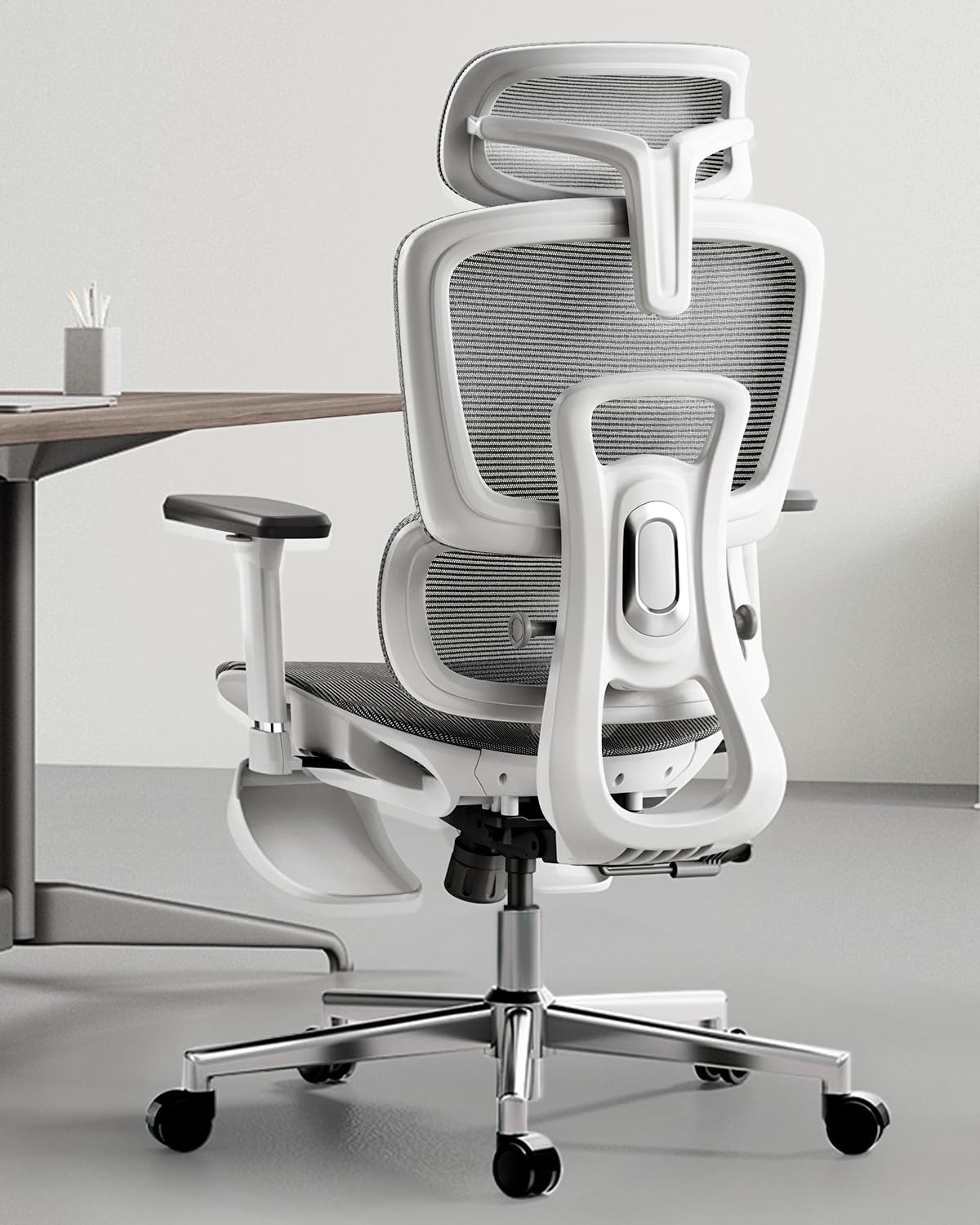 Hbada オフィスチェア デスクチェア 椅子 チェア 2Dヘッドレスト 3Dアームレスト 133°リクライニングチェア パソコンチェア 昇降背もたれ 弾力性ランバーサポート 人間工学 ハイバック メッシュ 椅子 テレワーク 疲れない 通気性 chair 360度回転 いす ワークチェア 座面昇降 pcチェア 腰痛 椅子 社長椅子 鋼製ベース 静音PUキャスター E208 ホワイト